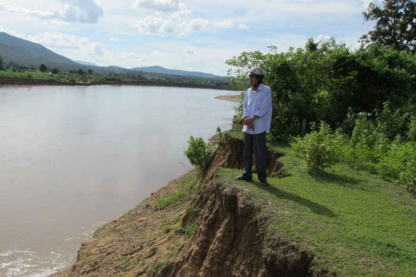 Hàng trăm hộ dân trong vùng sạt lở sông Ba kêu cứu