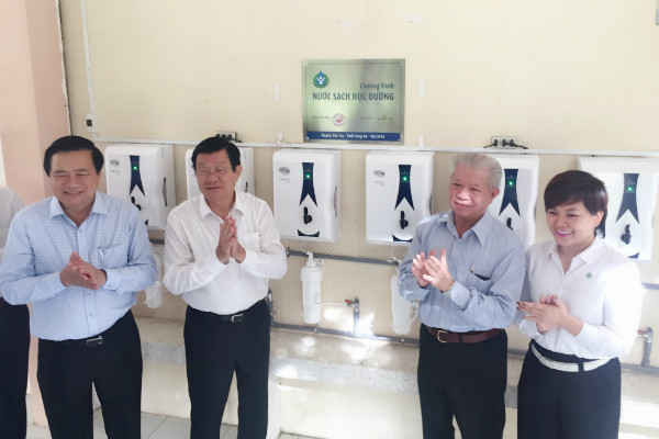 Long An: Hàng trăm máy lọc nước mới trang bị cho 27 trường học
