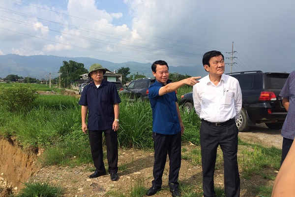 Nguyên Chủ tịch nước Trương Tấn Sang thị sát tình hình khắc phục hậu quả bão lũ  tại huyện Văn Chấn, Yên Bái