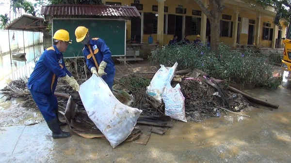 Dọn dẹp bùn đất tại trường học, bệnh viện ở Chương Mỹ, Hà Nội