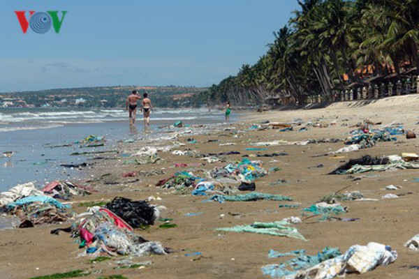 Vịnh Mũi Né bị rác thải “xâm chiếm”, người dân bức xúc