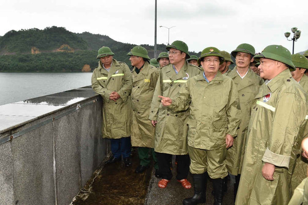 Phó Thủ tướng Trịnh Đình Dũng kiểm tra tình hình bão số 4 tại Thanh Hóa