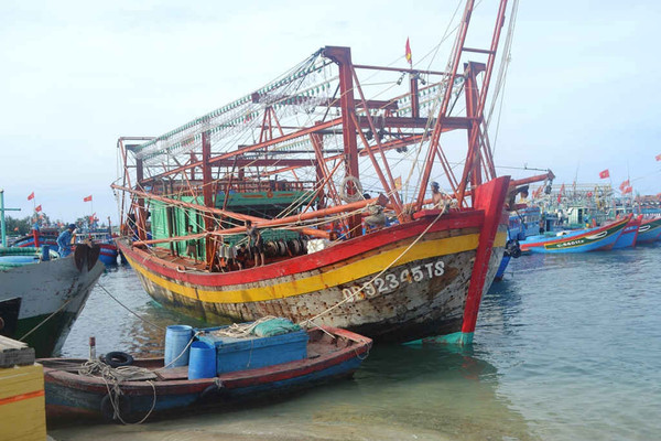 Lai dắt tàu cá bị nạn và 8 ngư dân về đảo Lý Sơn an toàn