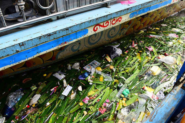 Sông Hương nhếch nhác, ngập tràn rác thải sau lễ hội Điện Hòn Chén