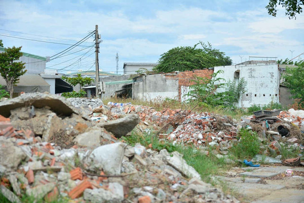 Đà Nẵng: Ô nhiễm bãi tập kết rác dưới chân cầu vượt nghìn tỷ