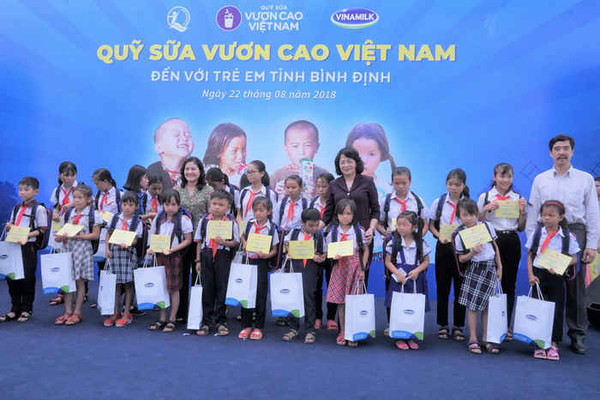 Quỹ sữa Vươn cao Việt Nam và Vinamilk trao 64.000 ly sữa cho trẻ em Bình Định