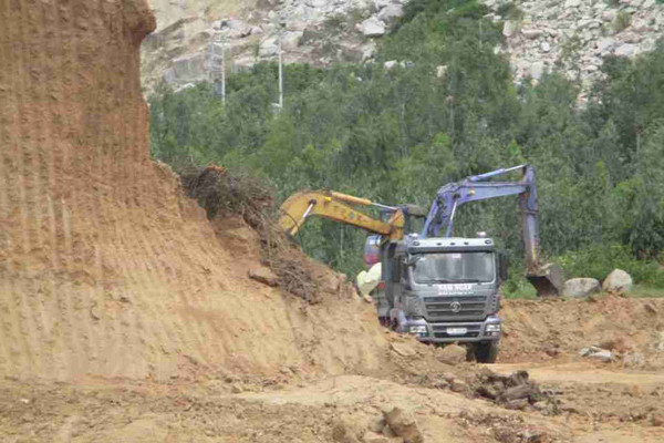 Bình Định: Báo động tình trạng khai thác đất trái phép tại chân Núi Bà