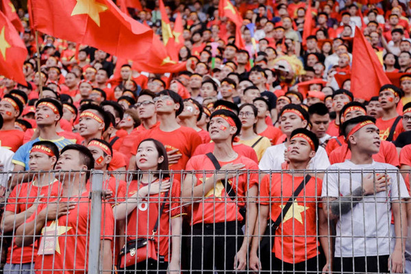 Người hâm mộ đội mưa ''tiếp lửa'' cho đội tuyển Olympic Việt Nam
