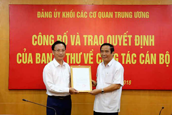 Trao Quyết định chỉ định ông Lại Xuân Lâm giữ chức Phó Bí thư Đảng ủy Khối các cơ quan Trung ương