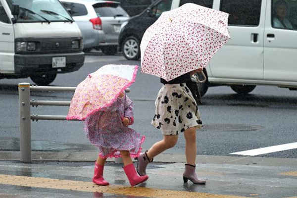 Nhật Bản đưa ra các khuyến cáo sơ tán khi bão Jebi đổ bộ