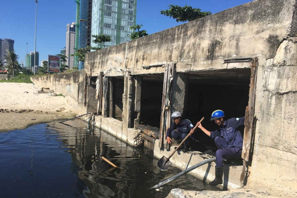 Đà Nẵng: Cống xả quá tải, nước thải hôi thối lại tràn ra biển