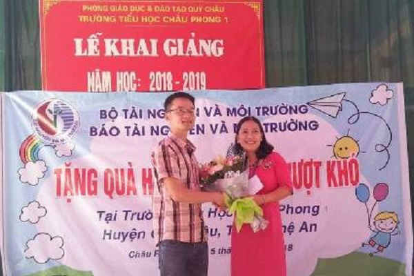 Nghệ An: Báo Tài nguyên & Môi trường tặng quà cho học sinh nghèo vượt khó xã Châu Phong
