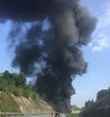 Yên Bái: Xe bồn chở xăng bốc cháy dữ dội dưới chân cầu
