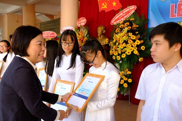Tặng hơn 3.000 suất học bổng cho học sinh, sinh viên