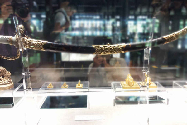 Gần 100 hiện vật quý hiếm tại triễn lãm “Rồng - Phượng trên bảo vật triều Nguyễn”