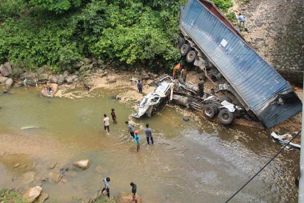 Quảng Trị: Xe tải vượt thành cầu lao xuống suối, tài xế bị thương nặng ​​​​​​​