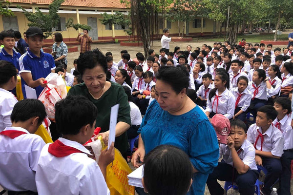 Đưa Trung thu đến với trẻ em nghèo hiếu học ở xã đảo Phước Lại