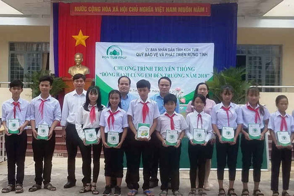 Quỹ Bảo vệ và Phát triển rừng Kon Tum: “Đồng hành cùng em đến trường”
