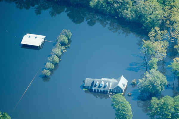 Nam Carolina chạy đua để chống lại lũ lụt nguy hiểm