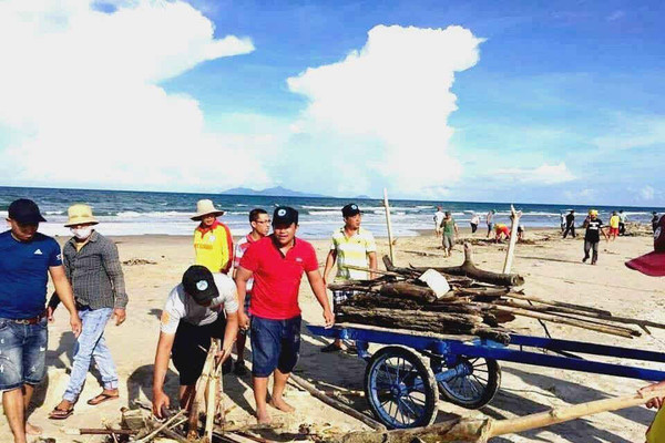 Đà Nẵng: Thu gom gần 10 tấn rác tấp vào bờ biển