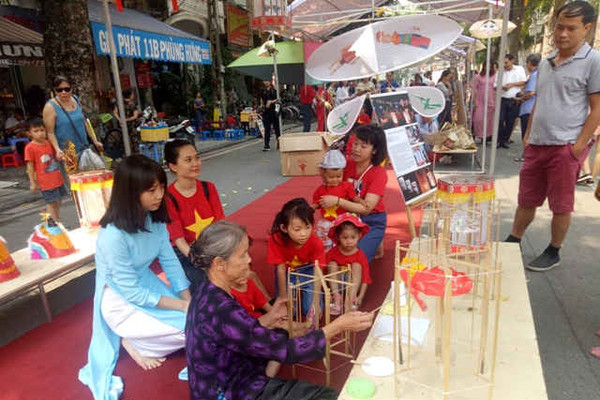 Hà Nội: Trẻ em hào hứng vui Tết Trung thu tại phố bích họa Phùng Hưng