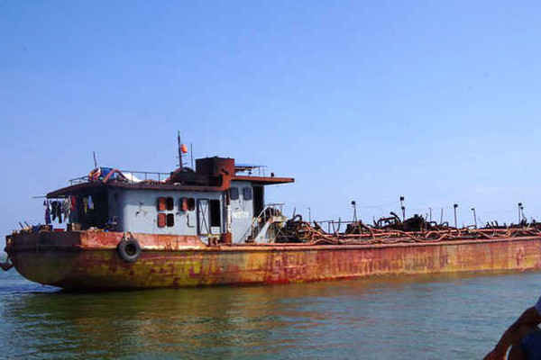 Nam Định:  Bắt giữ tàu hút cát trái phép "khủng" trên biển