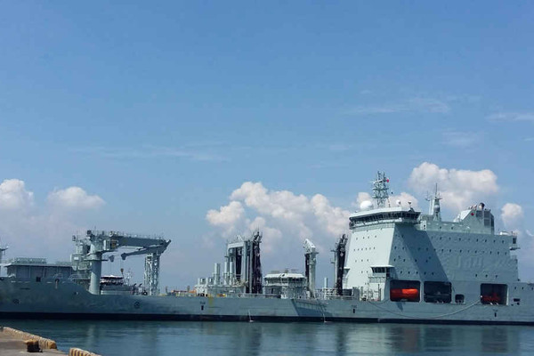 Đà Nẵng: Tàu Hải quân Hoàng gia Canada treo cờ rủ Việt Nam khi cập cảng Tiên Sa