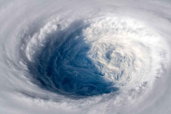 Nhật Bản đối mặt với bão lớn ở đảo chính
