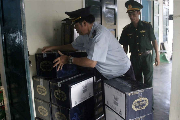 Quảng Trị: Truy đuổi, bắt giữ xe ô tô chở hơn 200 chai rượu nhập lậu