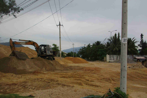 Bình Định: Cần làm rõ việc đổ xà bần, tập kết cát trong khu dân cư và Cụm công nghiệp Nhơn Bình