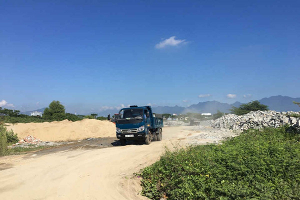 Đà Nẵng: Ô nhiễm môi trường từ bãi tập kết VLXD và đổ trộm xà bần trái phép