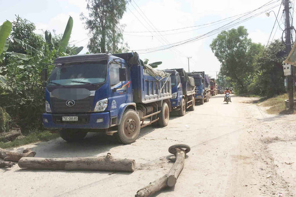 Thừa Thiên Huế: Dân lập rào chắn “cấm” xe tải lưu thông vì ô nhiễm