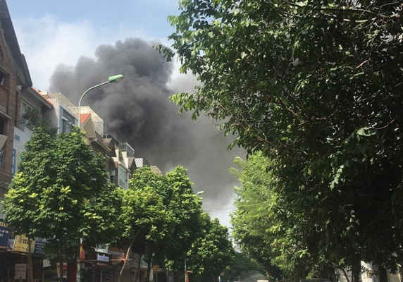 Hà Nội: Cháy lớn tại xưởng sản xuất sofa ở phường Trung Văn, 1 người chết, 4 người bị thương