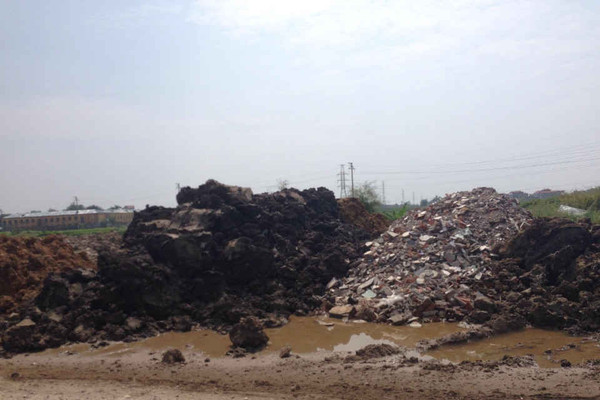 Hà Nội: Bỗng dưng bị đổ trộm chất thải nguy hại, xã và huyện loay hoay giải quyết