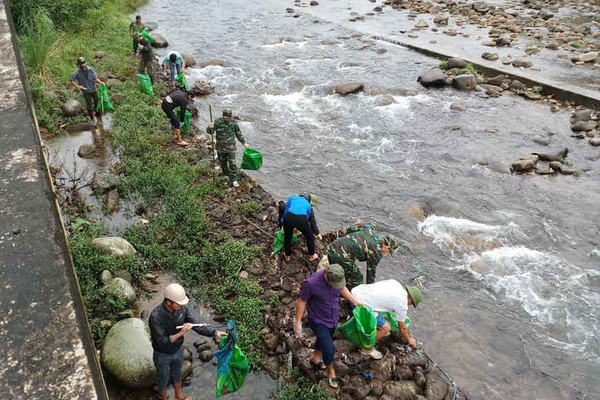 Quảng Ninh: Ra quân dọn vệ sinh môi trường trên sông biên giới Việt - Trung