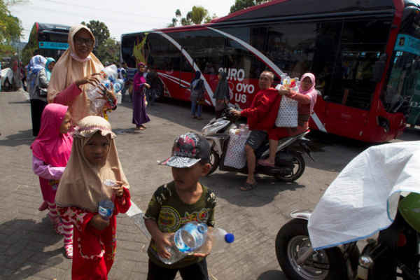 Người Indonesia đổi nhựa lấy vé xe buýt