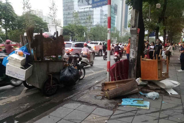 Hà Nội: Nhức nhối nạn tập kết rác thải cồng kềnh