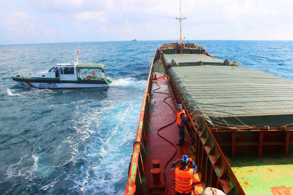 Quảng Nam: Tạm giữ tàu vận chuyển gần 3.000 tấn than trái phép