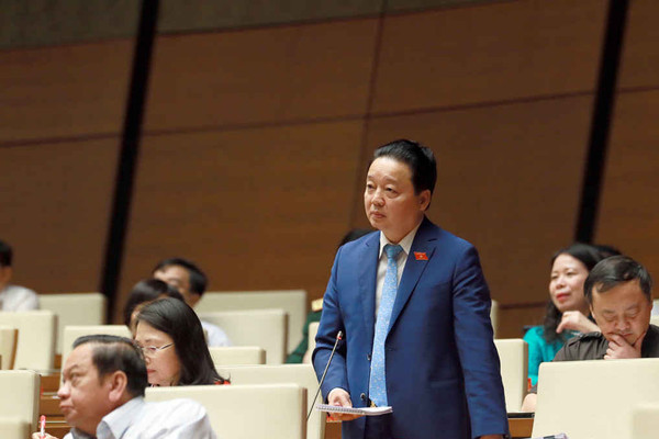 Bộ trưởng Trần Hồng Hà trả lời chất vấn về nhập khẩu phế liệu