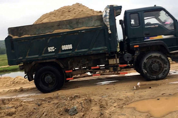 Quảng Nam: Bắt “tại trận” xe cơ giới khai thác cát trái phép