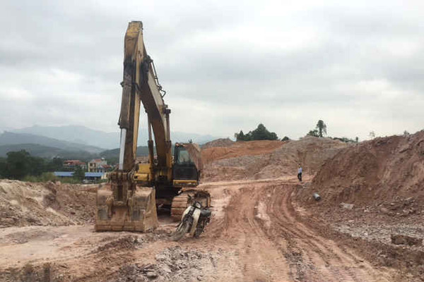 Quảng Ninh: Khai thác đất trái phép ngay trong lòng thị trấn Trới