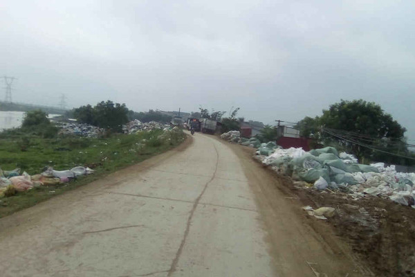 Hà Nội: Người dân đốt rác thải công nghiệp 'bức tử' sông Cà Lồ