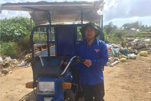 Quảng Ngãi: Xe thu gom rác của chàng thanh niên Phó Bí thư Đoàn