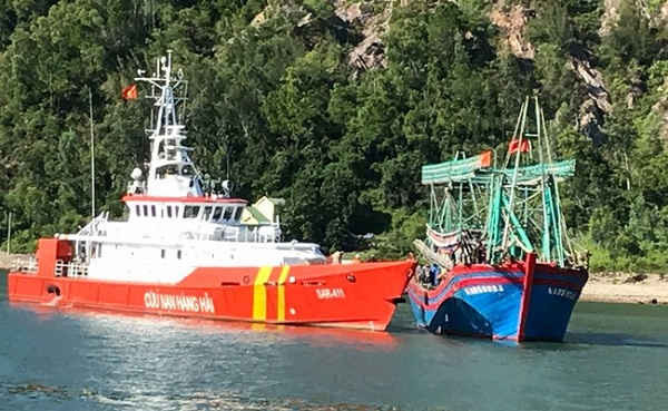 Nghệ An: Cứu được tàu cá và 10 thuyền viên gặp nạn trên biển