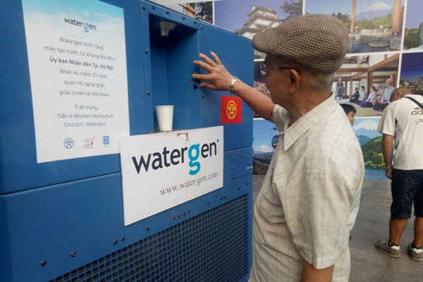 Người dân Thủ đô hào hứng với máy lọc nước uống từ không khí