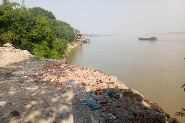 Tại Cảng Hà Nội: Ngang nhiên đổ phế thải “bức tử” sông Hồng