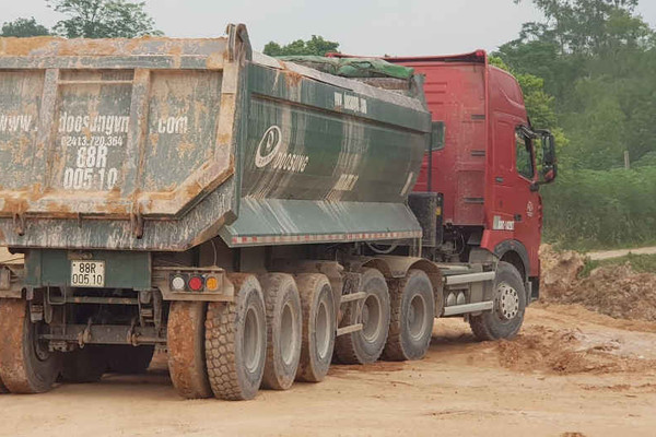 Vĩnh Phúc: Loạn lạc xe tải, đất cát mịt mù, lãnh đạo huyện cũng lắc đầu ngao ngán