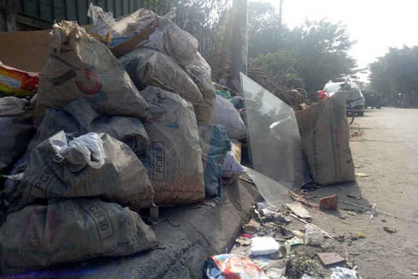 Hà Nội: Đường Bạch Đằng “ngập ngụa” trong rác thải