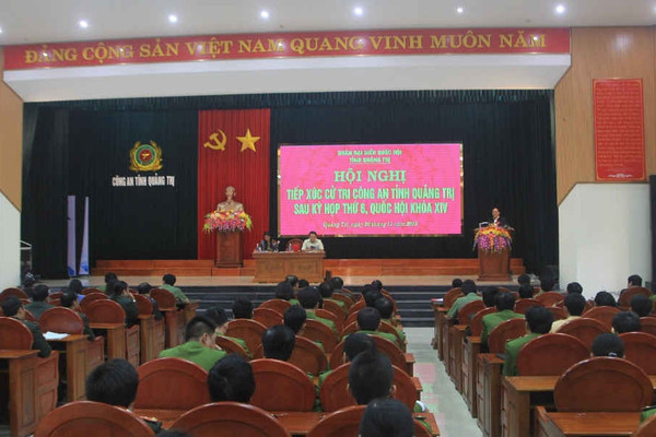 Đoàn đại biểu Quốc hội tiếp xúc với cử tri lực lượng Công an tỉnh Quảng Trị