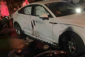 Hà Nội: 2 xe máy đi "bão" tông xế hộp Audi lúc rạng sáng, 4 người thương vong